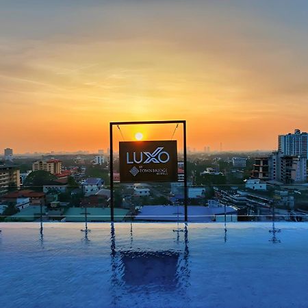 Luxo Kochi Hotel Exterior photo