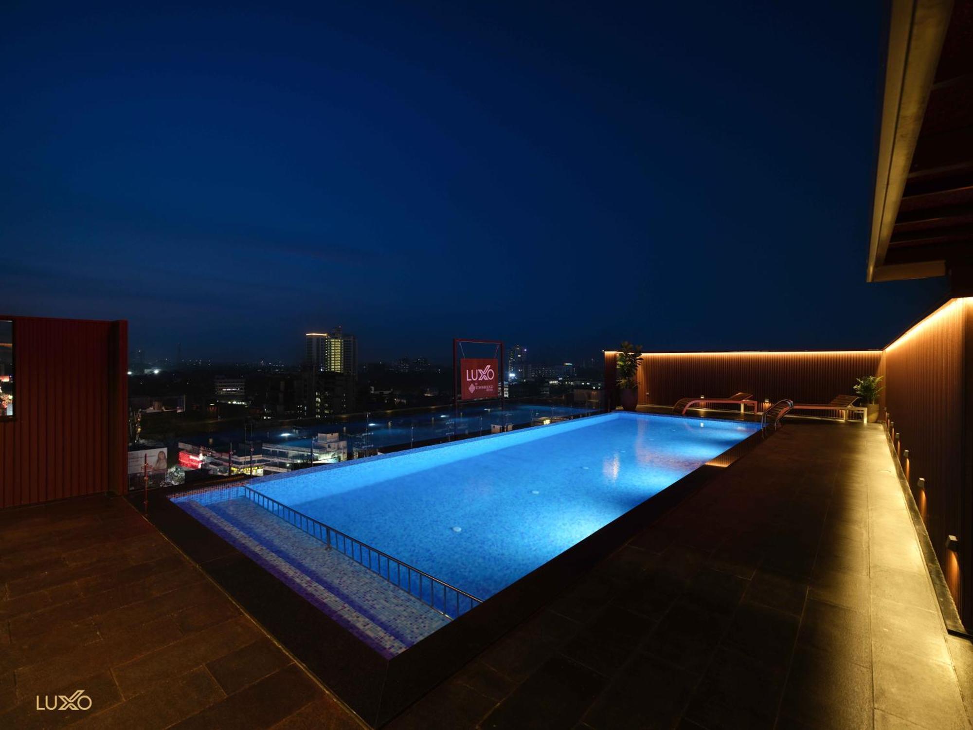 Luxo Kochi Hotel Exterior photo