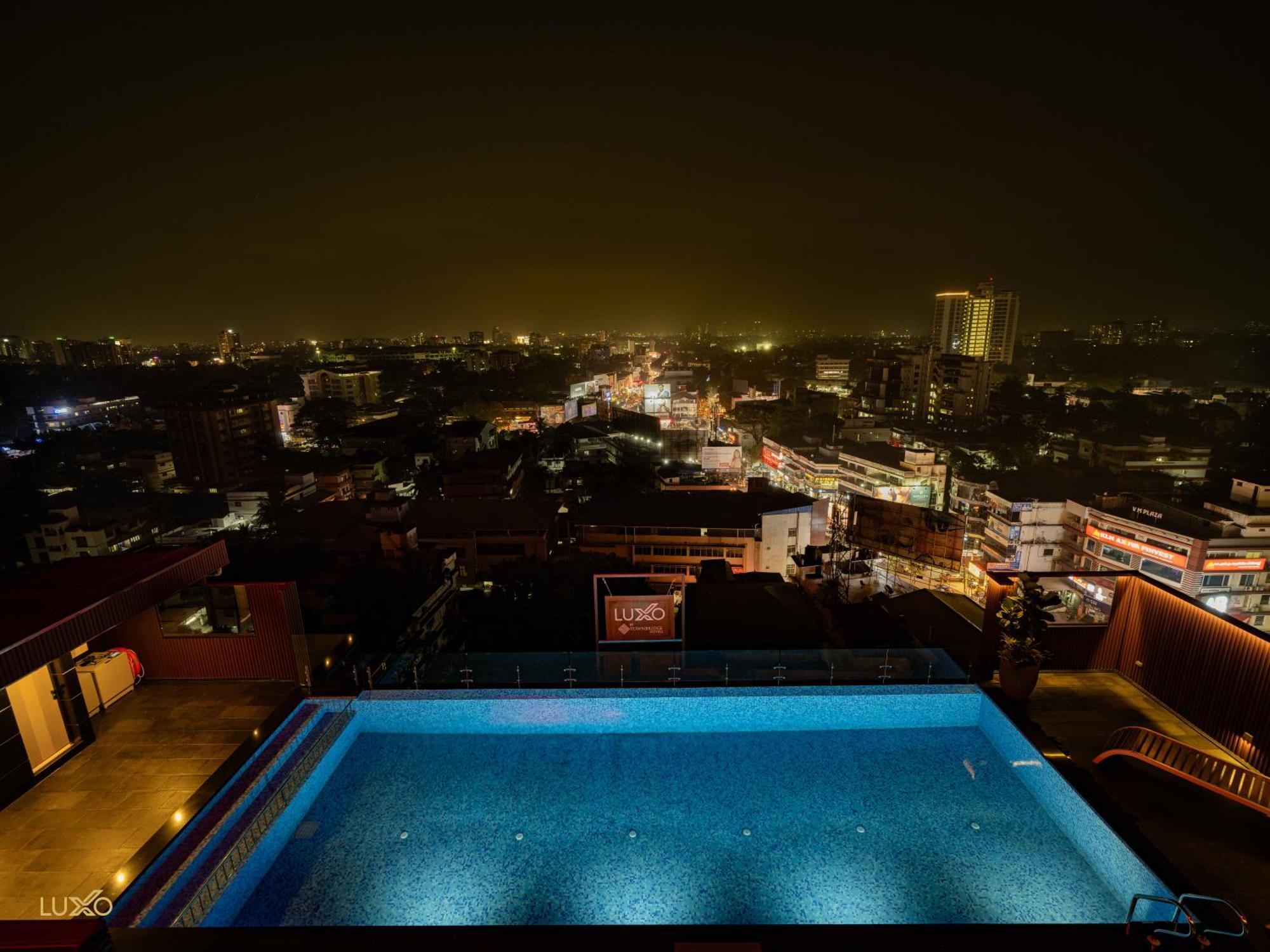 Luxo Kochi Hotel Exterior photo