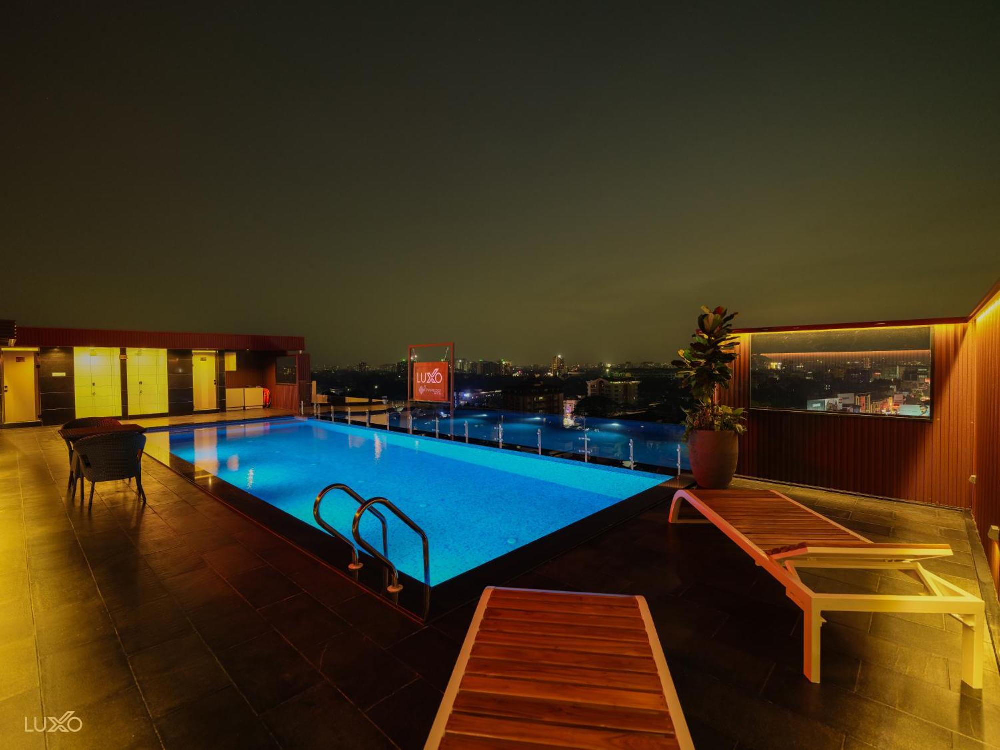 Luxo Kochi Hotel Exterior photo
