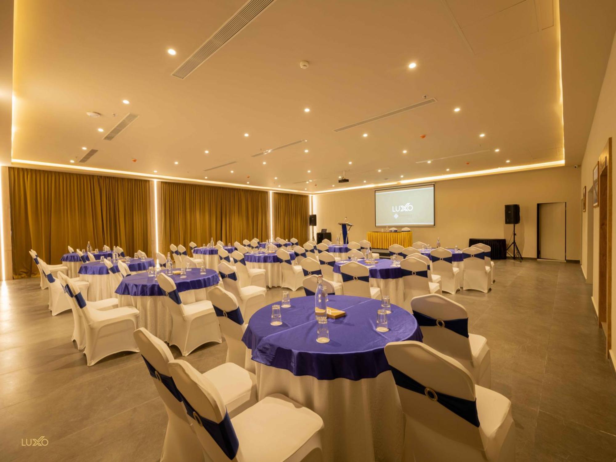 Luxo Kochi Hotel Exterior photo