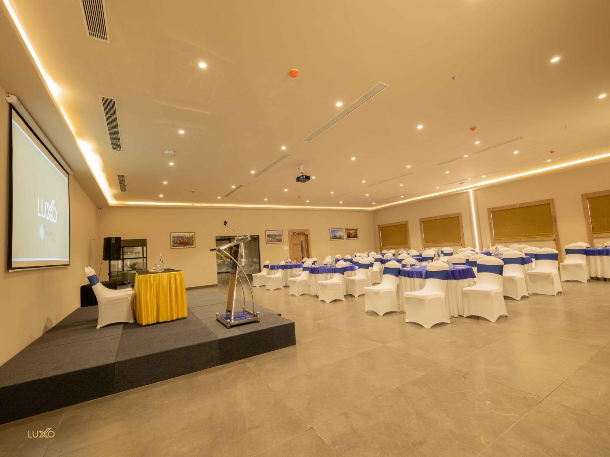 Luxo Kochi Hotel Exterior photo