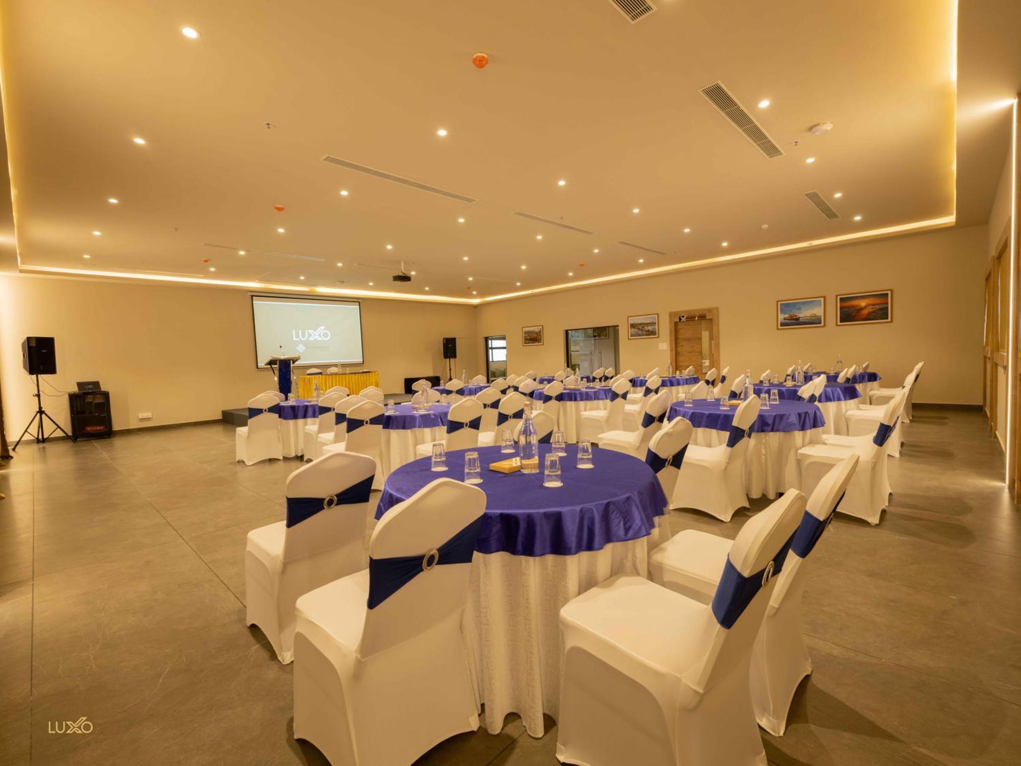 Luxo Kochi Hotel Exterior photo