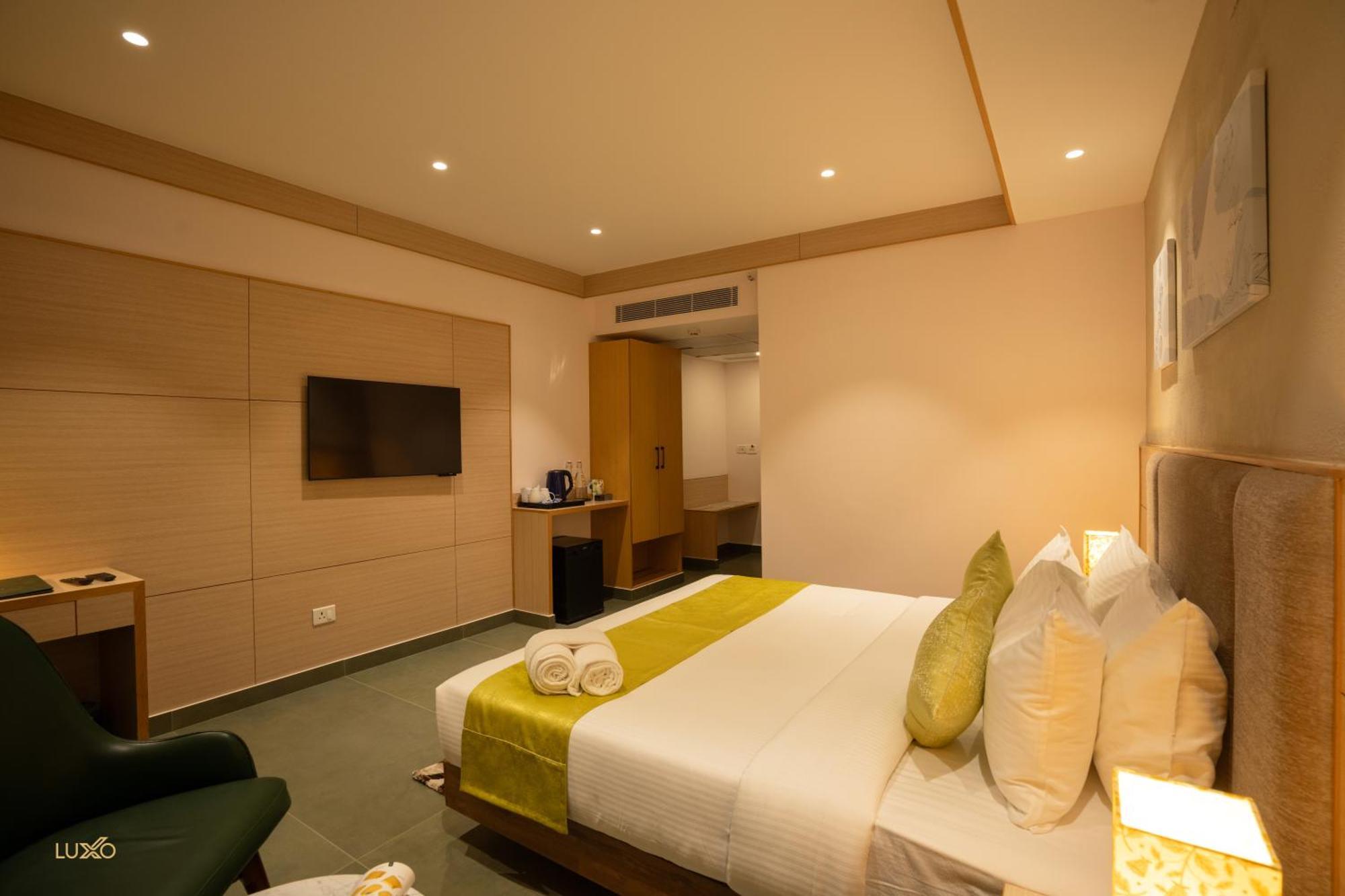 Luxo Kochi Hotel Exterior photo