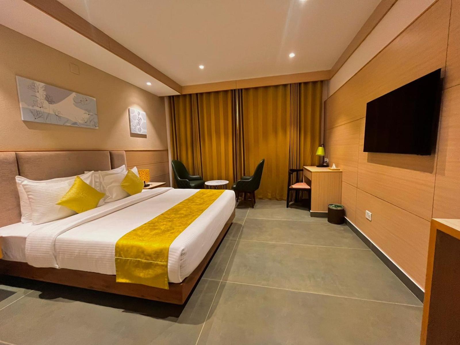 Luxo Kochi Hotel Exterior photo